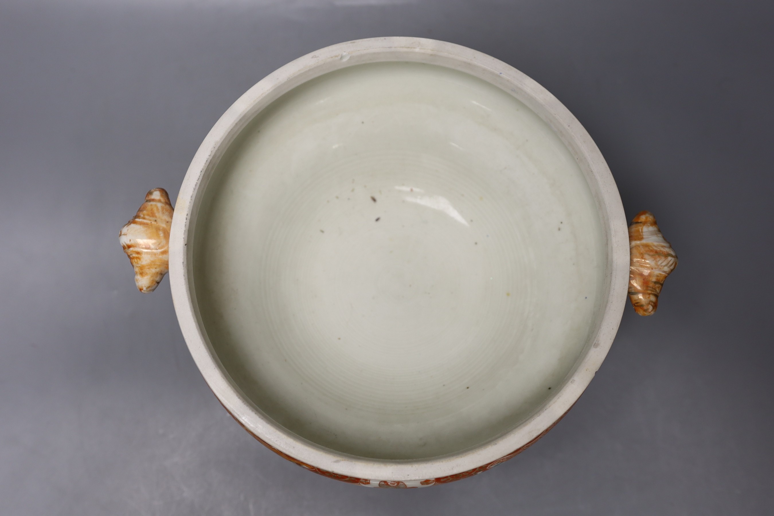 A Japanese red and white pedestal bowl, 19cm high, and a dragon pattern dish (2)